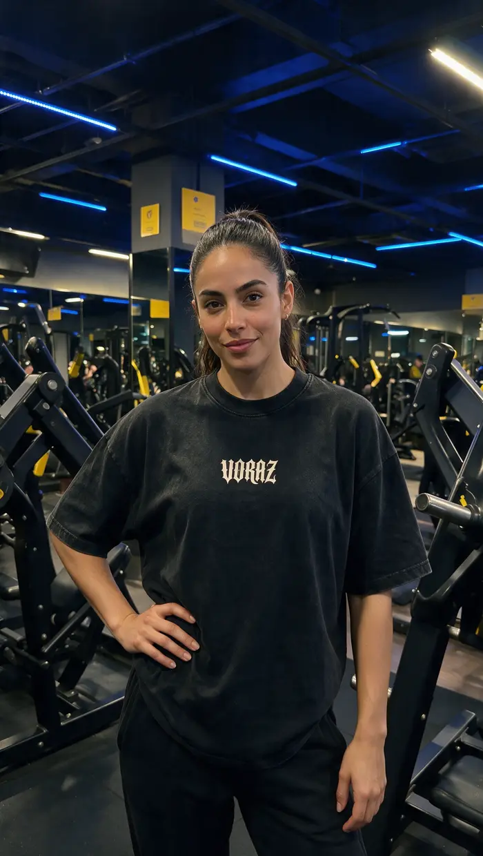 Mujer con camiseta VORAZ negra, frente con logo